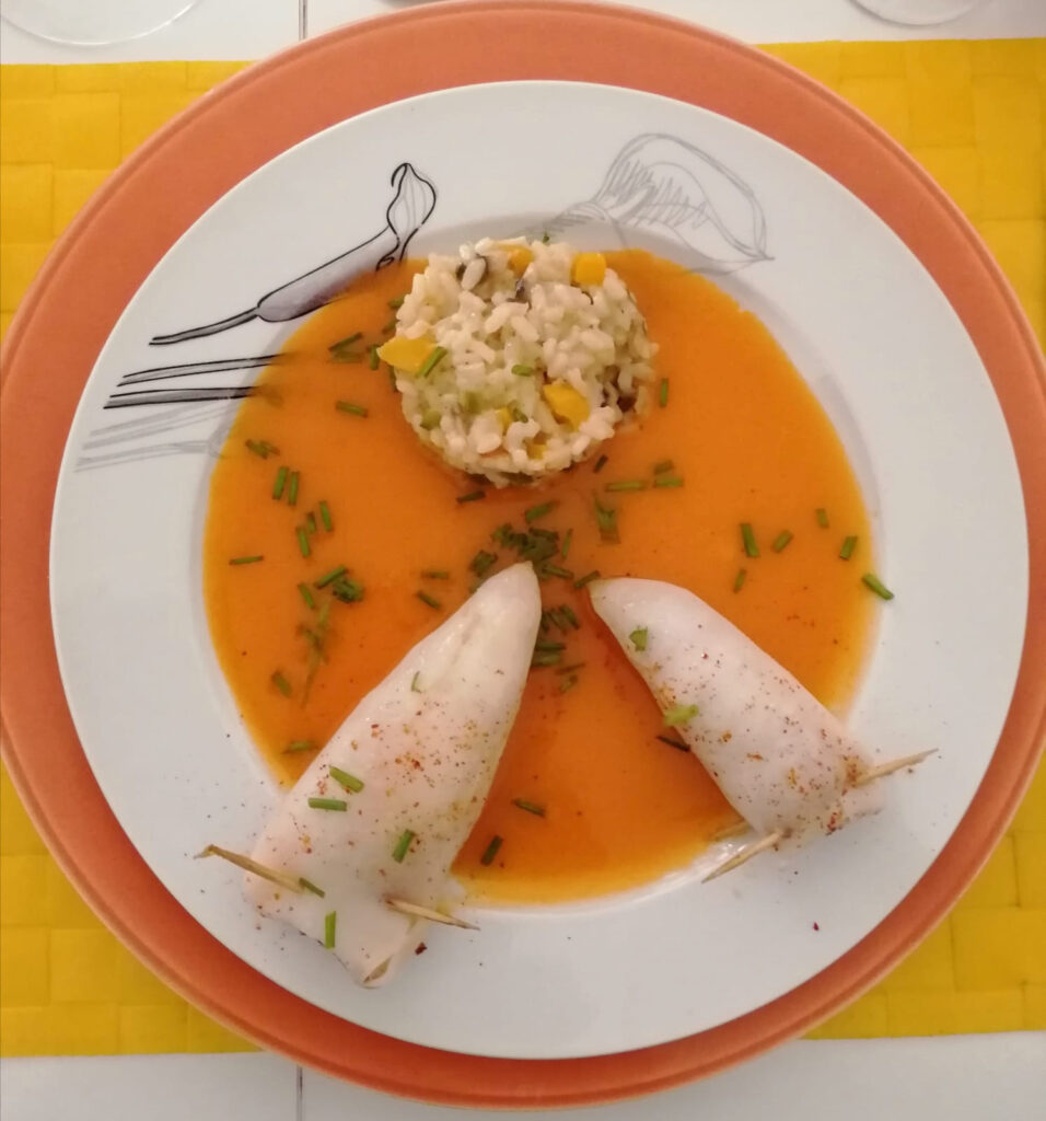 Encornets farcis au coulis de poivron : 2 personnes