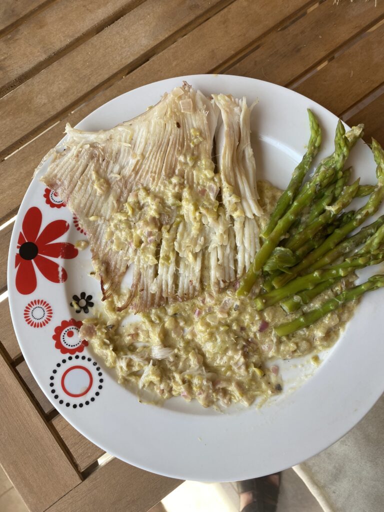 Ailes de raies sauce à la crème d'asperges au gingembre : 2 personnes