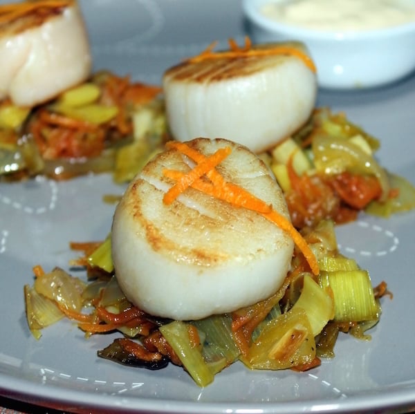 Noix De Saint-Jacques Sur Lit De Fondue De Poireaux Sauce Citronnée